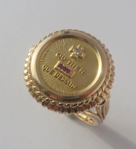 Bague A. AUGIS chevalière médaille d'amour en or jaune et diamant