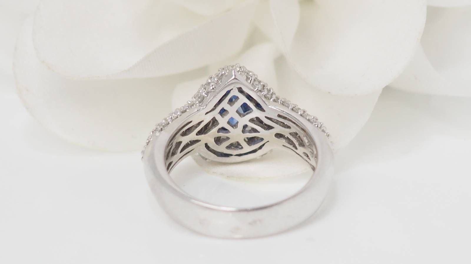 Ring in white gold, Ceylon sapphire and diamonds