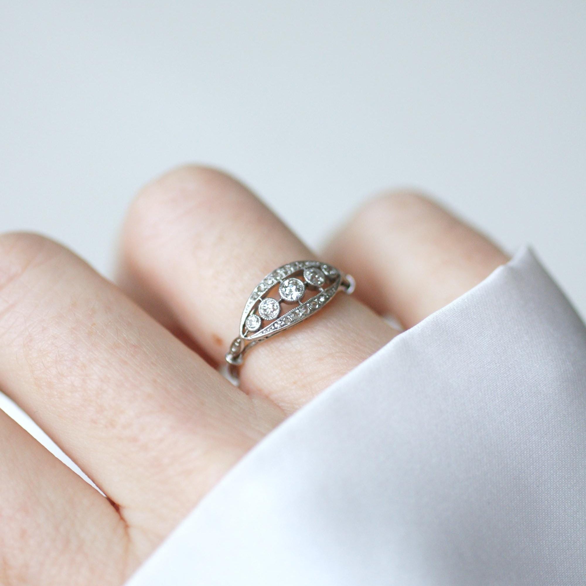 Bague bandeau en platine et diamants