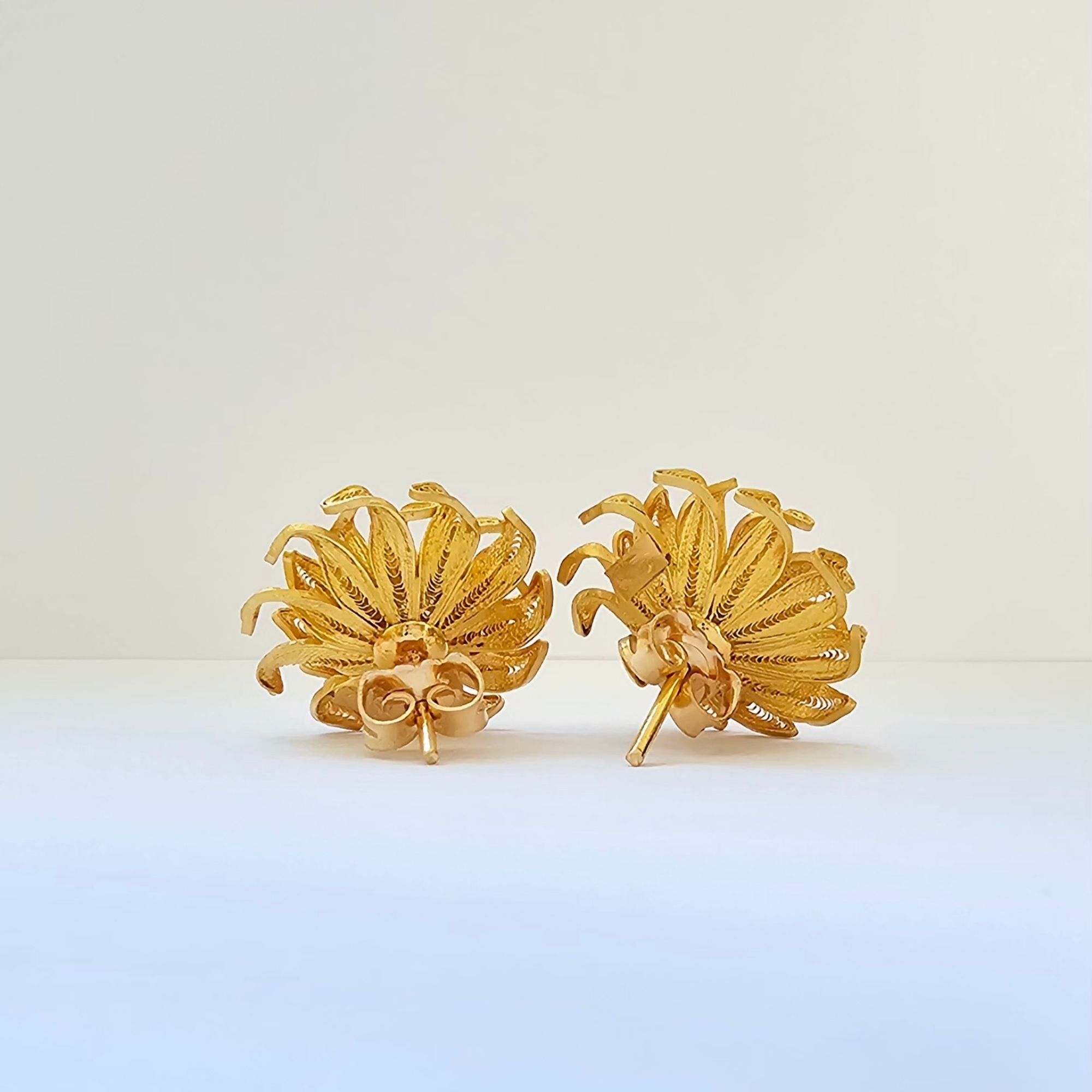 Floral motif earrings in yellow gold 18 carats