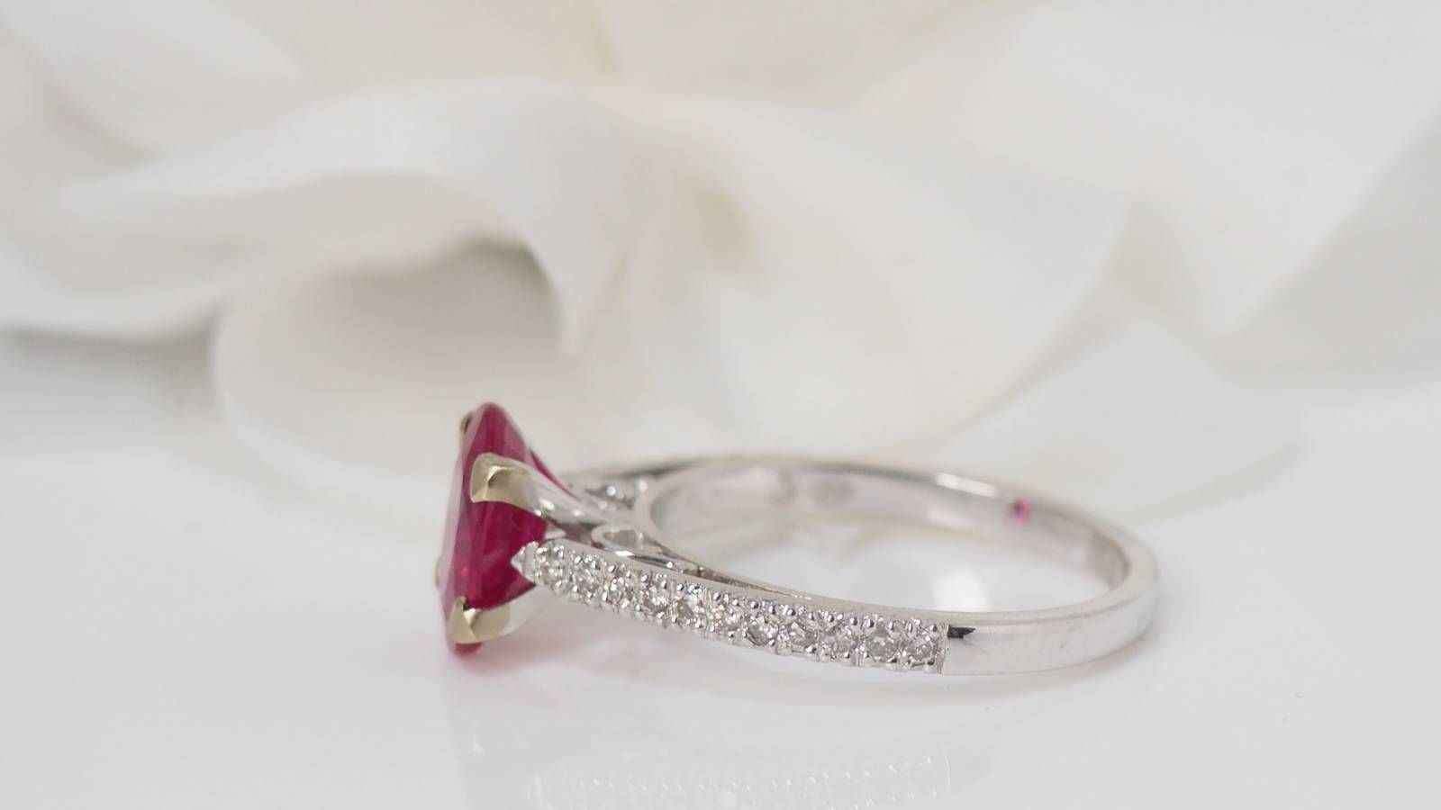 White gold, ruby ​​and diamond ring 