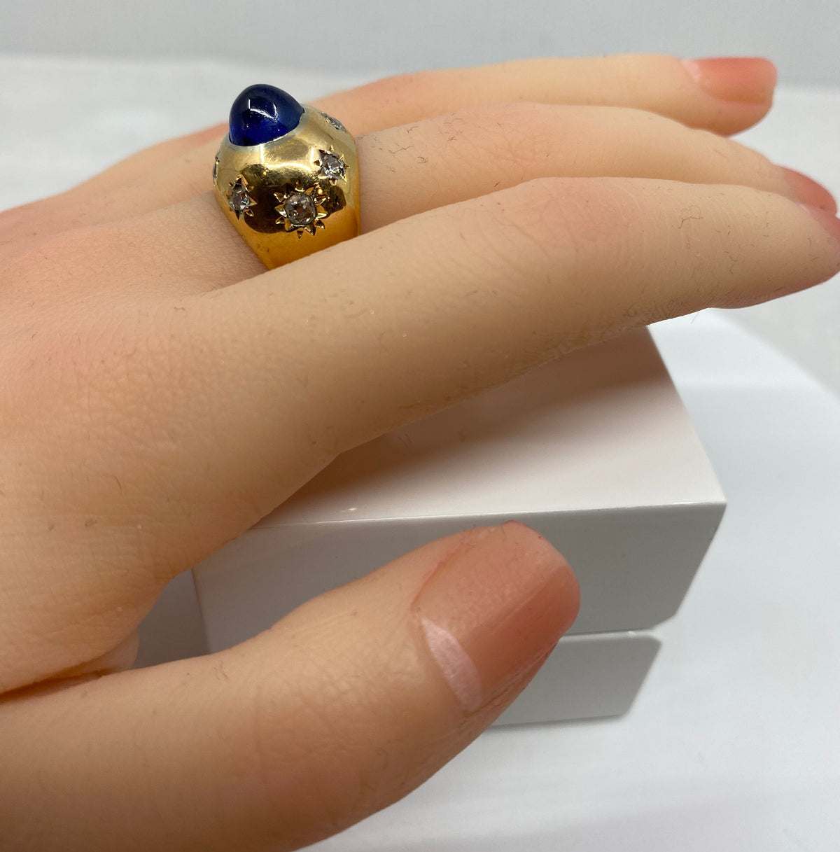 18-carat gold ring, 5.10 ct unheated Ceylon cabochon sapphire circa 1940