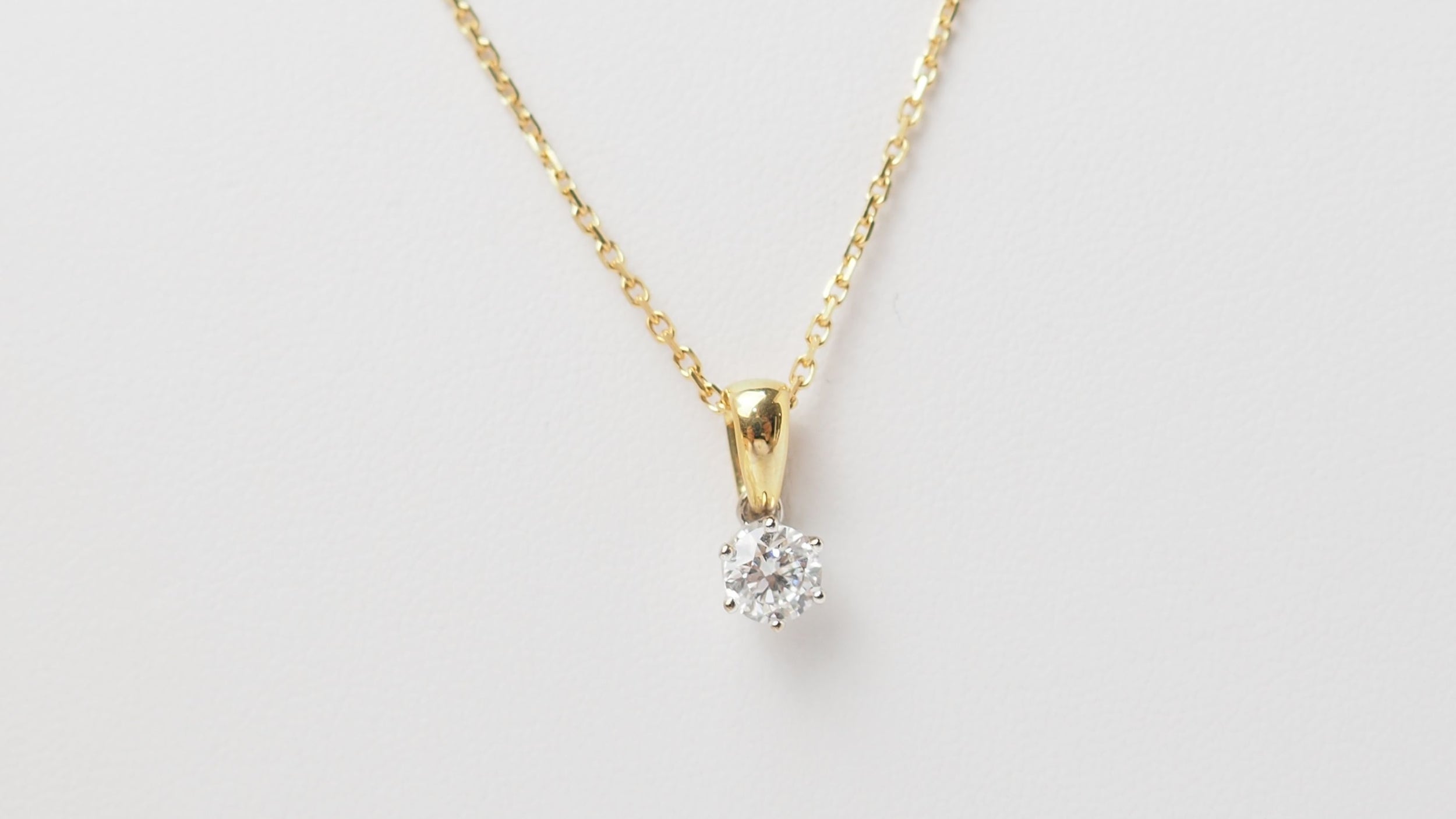 Collier soliatire en or jaune et diamants