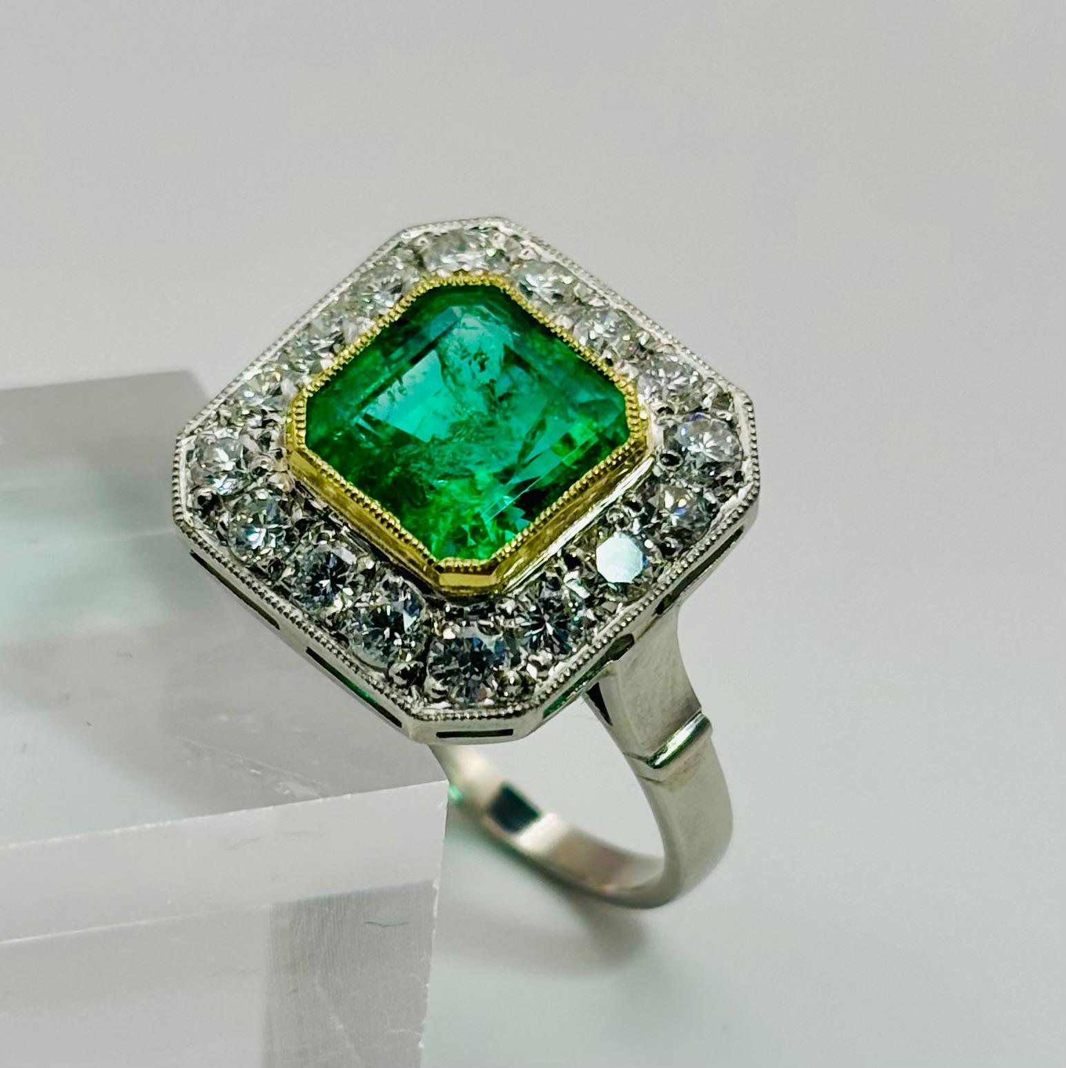 ANILLO DISEÑO VINTAGE EN PLATINO CON ESMERALDA CENTRAL  Y HALO DE DIAMANTES