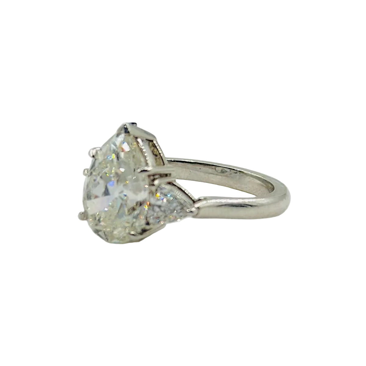 Solitaire ring in white gold and pear-shaped diamond