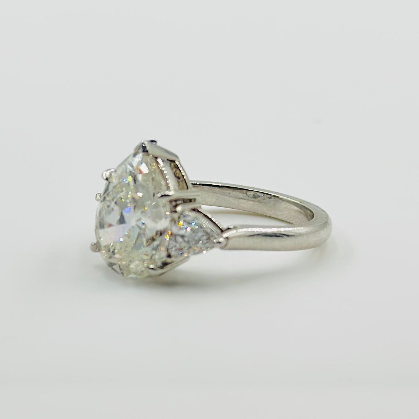 Bague en or blanc sertie d'un diamant  poire