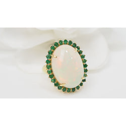 Bague ovale en or jaune, opale cabochon et émeraudes