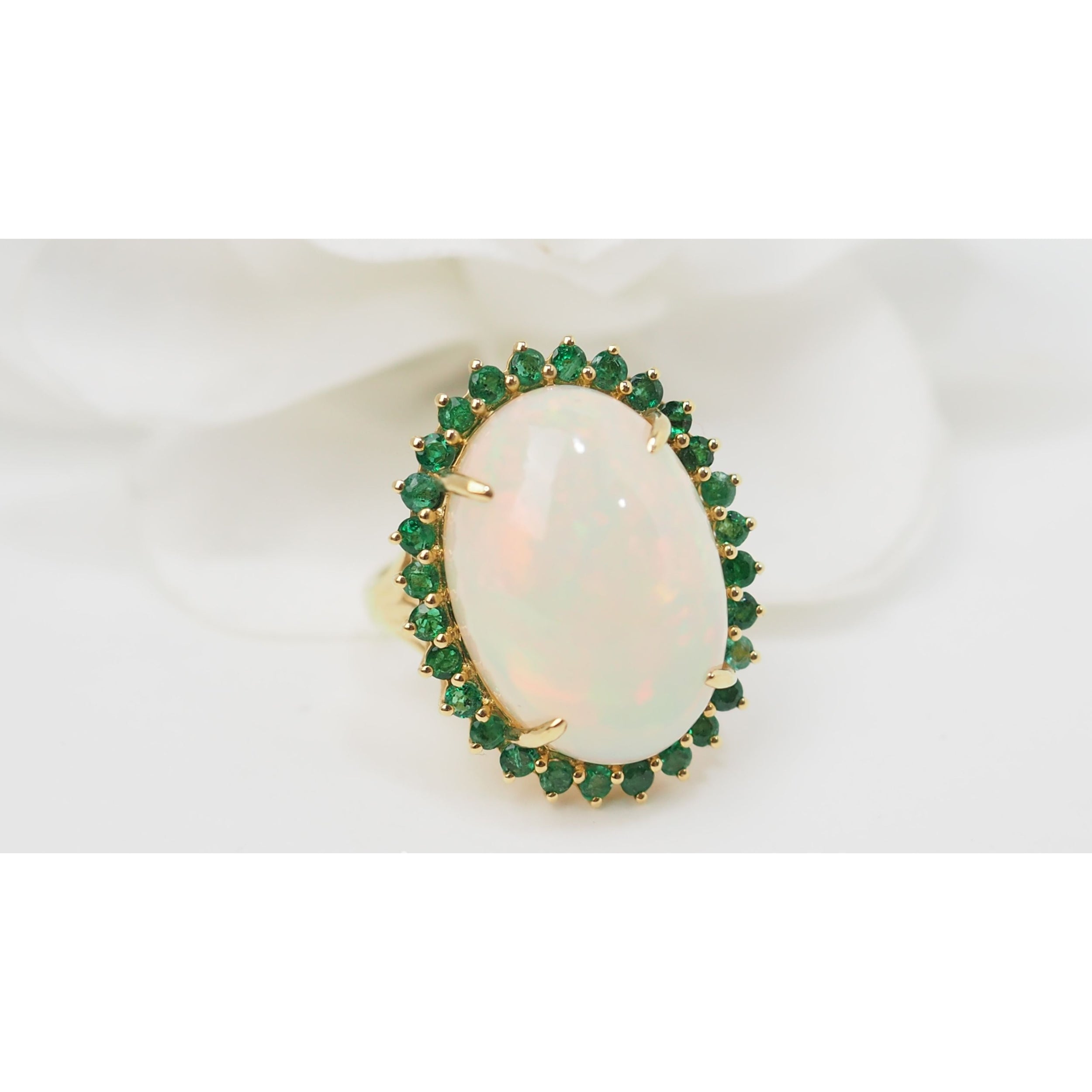 Bague ovale en or jaune, opale cabochon et émeraudes