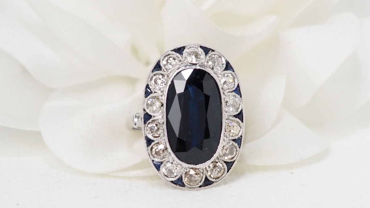 Bague pompadour en platine, saphir et diamants