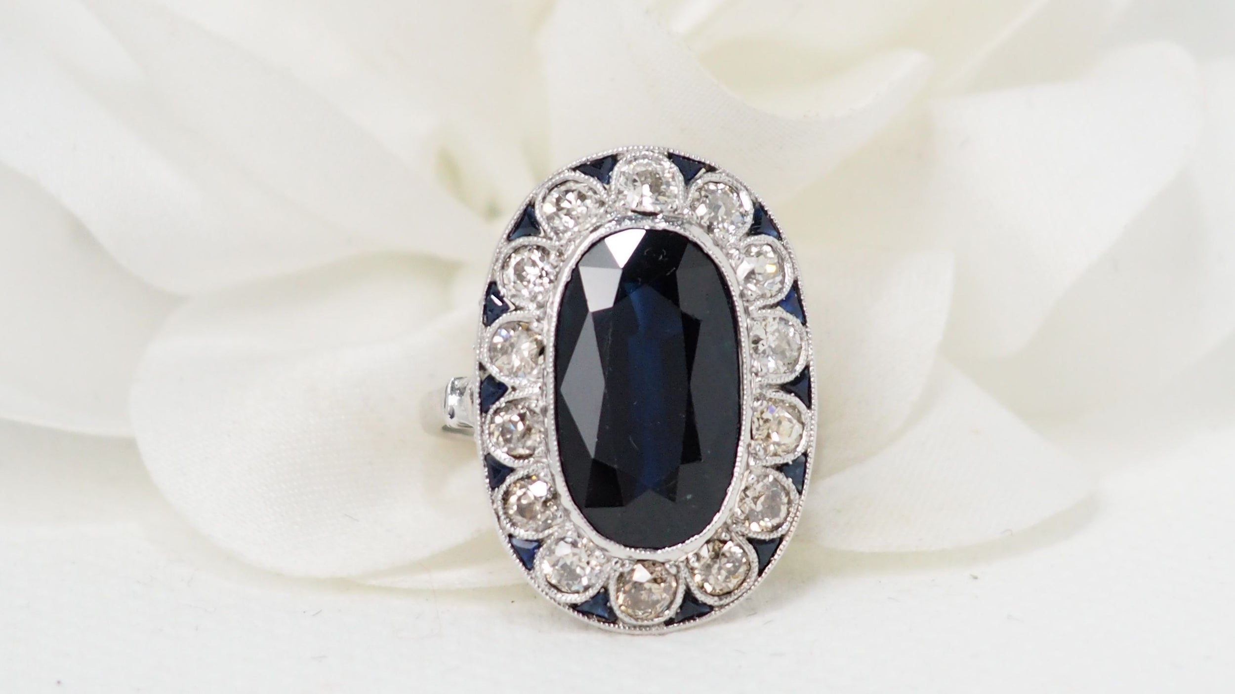 Bague pompadour en platine, saphir et diamants