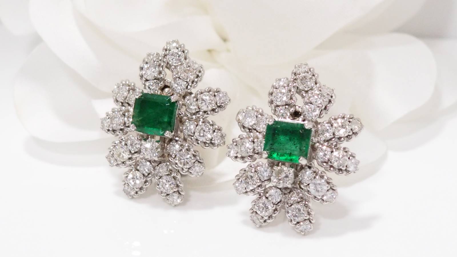 Significant earrings in white gold with emeralds and diamonds 