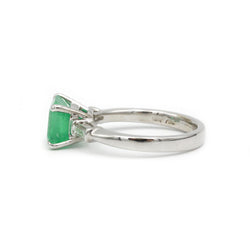 Ring in gold, emerald and diamonds