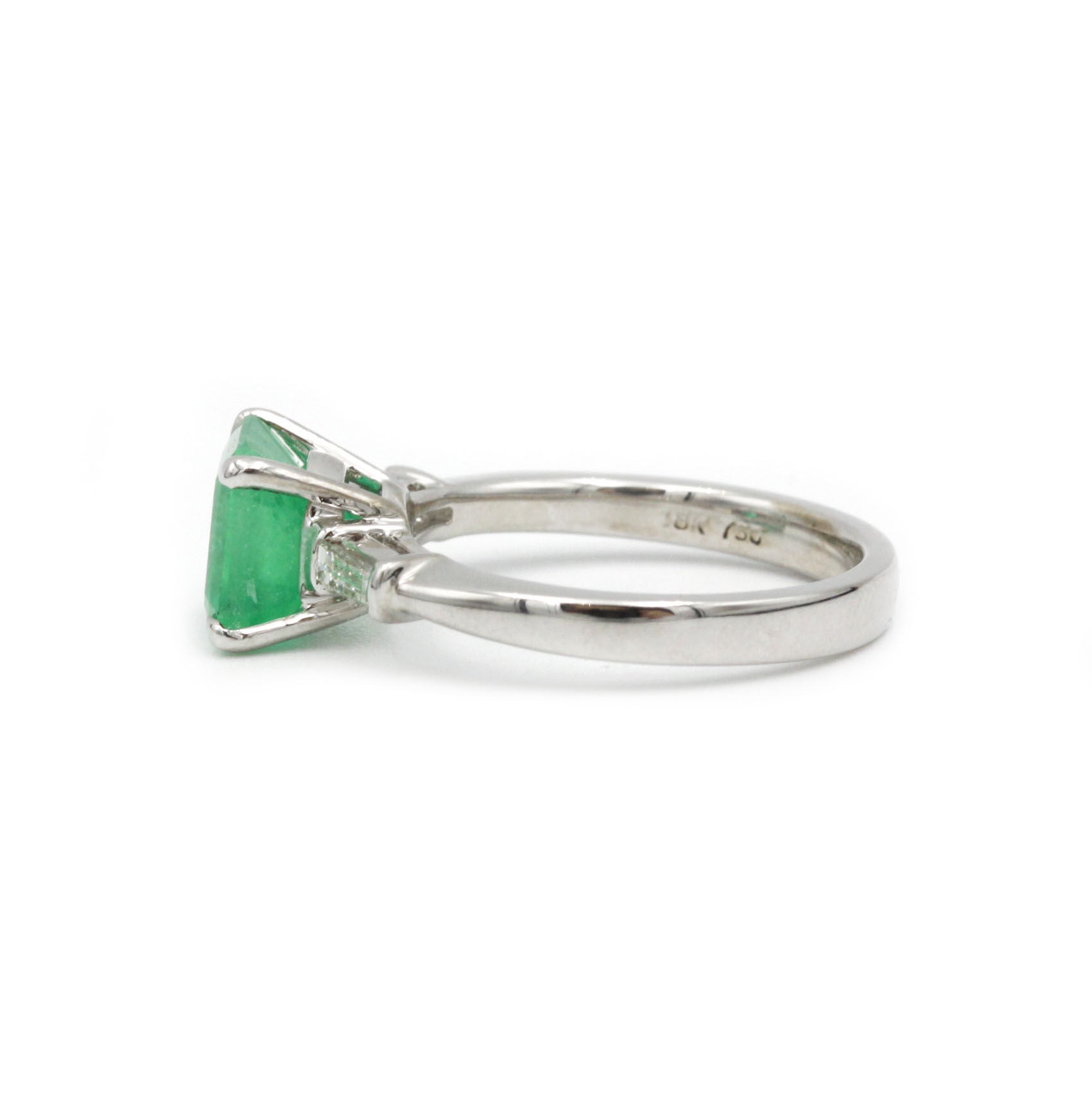 Ring in gold, emerald and diamonds