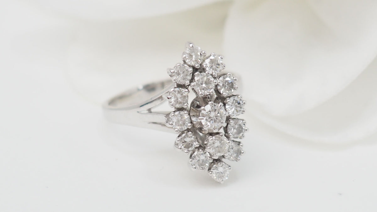 Marquise ring in white gold and diamonds 
