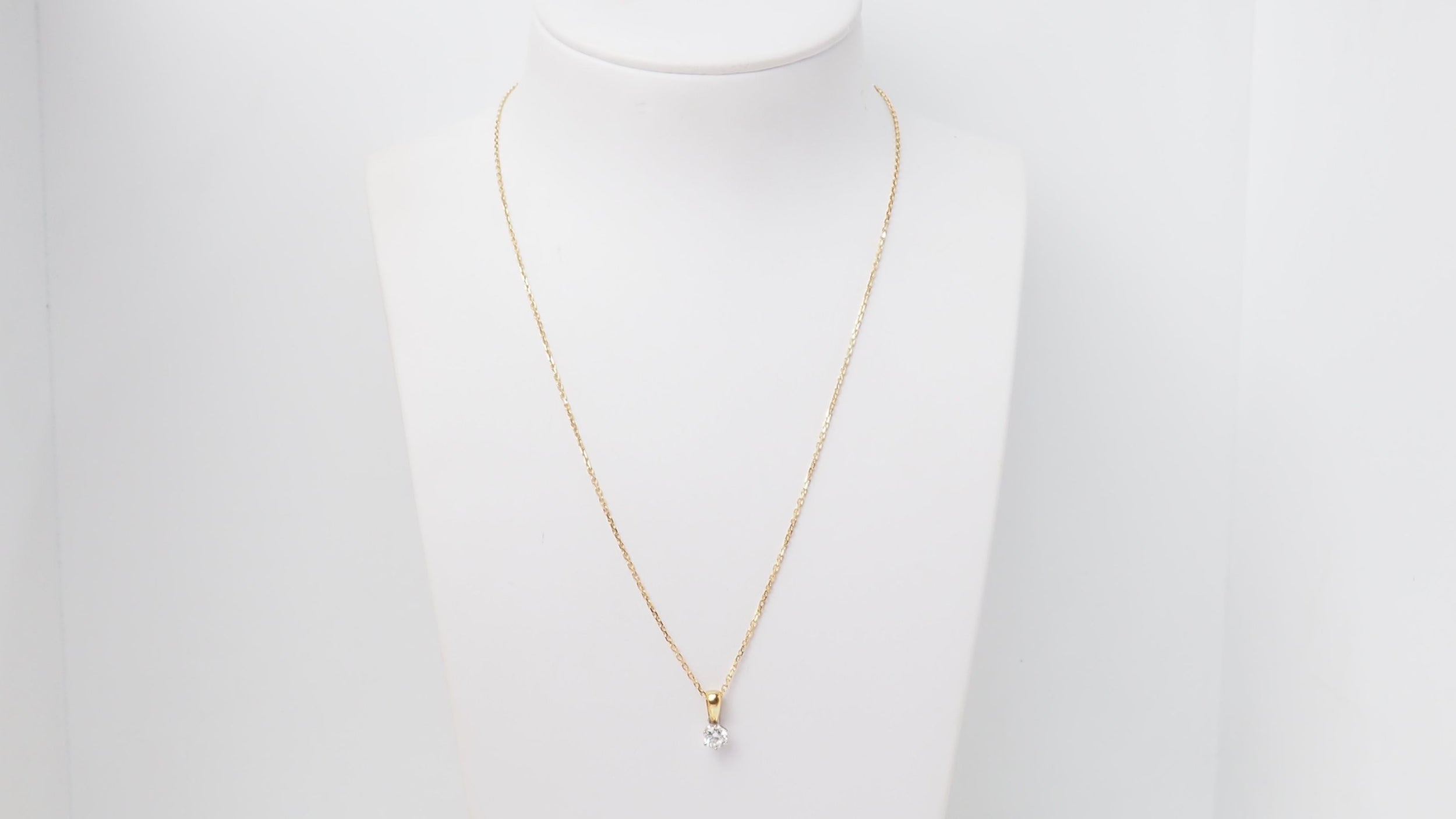 Collier soliatire en or jaune et diamants