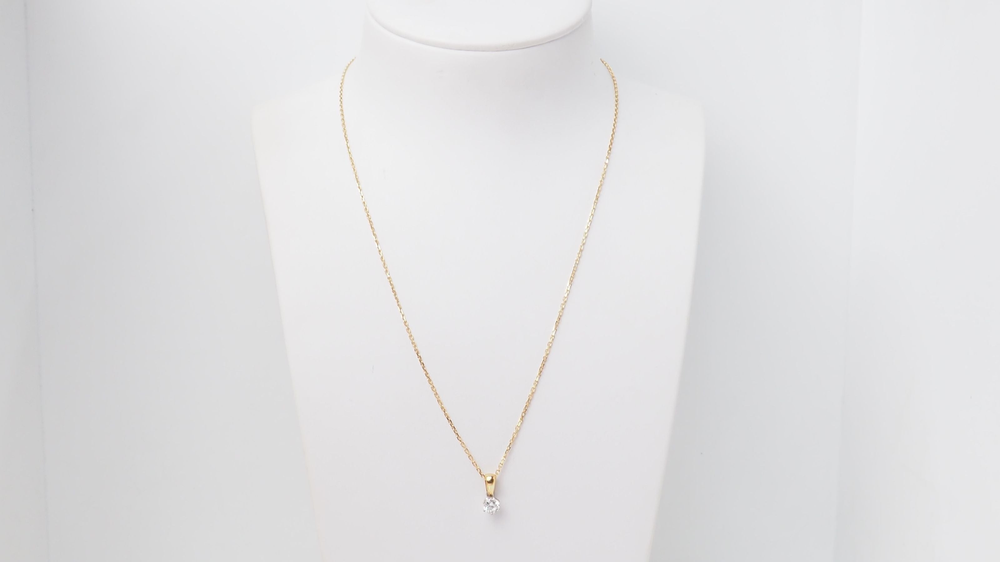 Collier soliatire en or jaune et diamants
