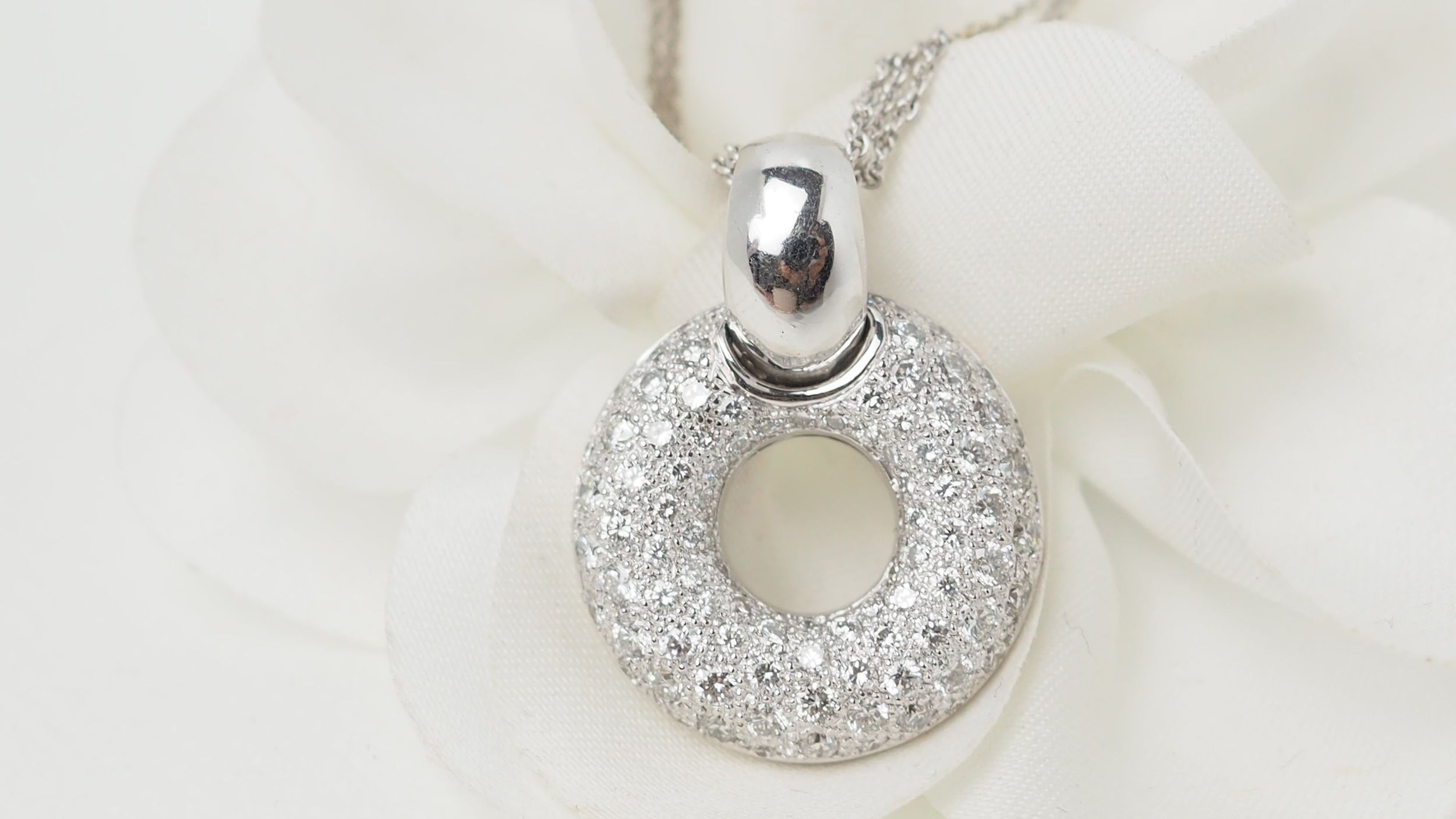 Collier en or blanc et diamants