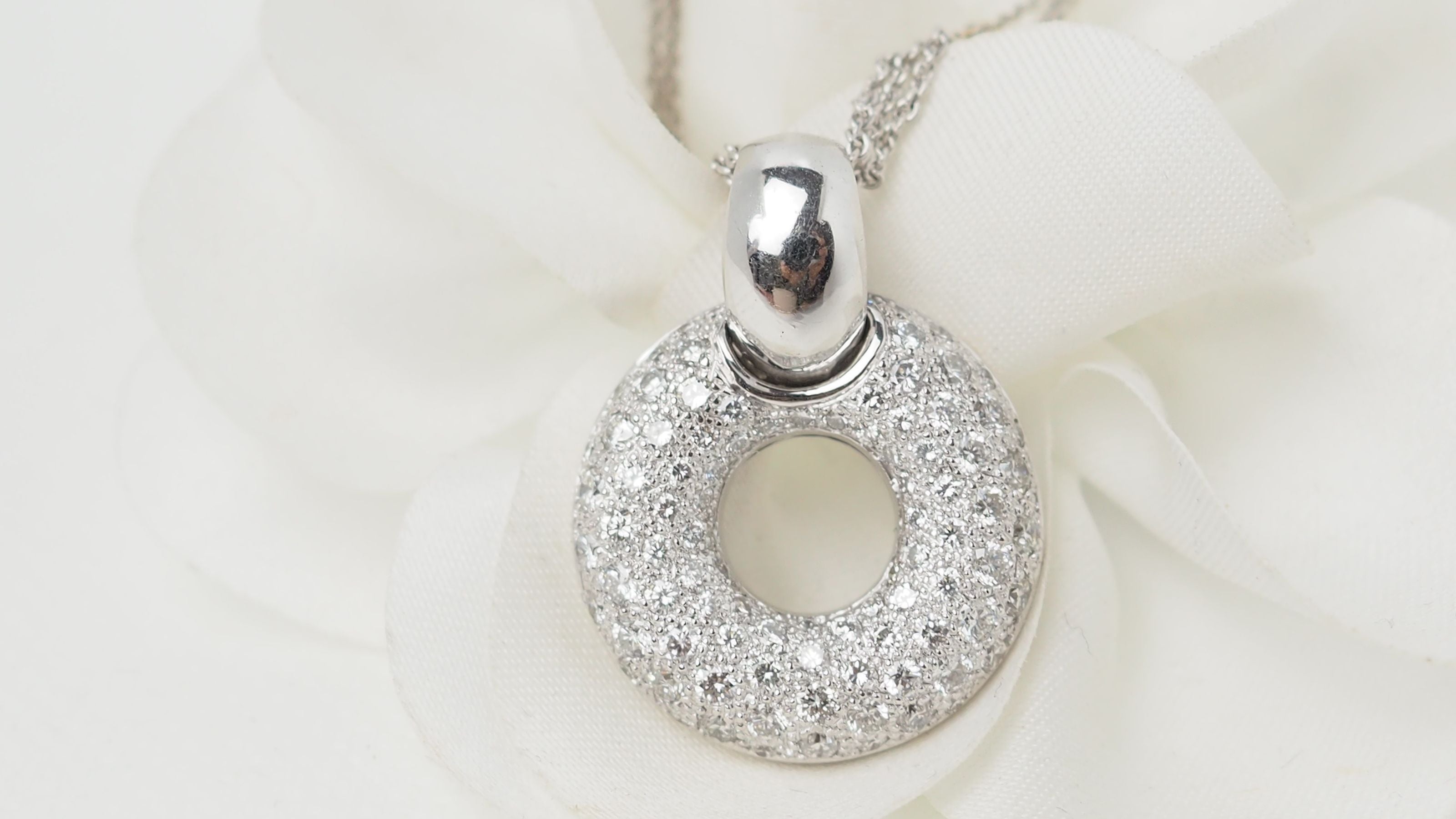 Collier en or blanc et diamants