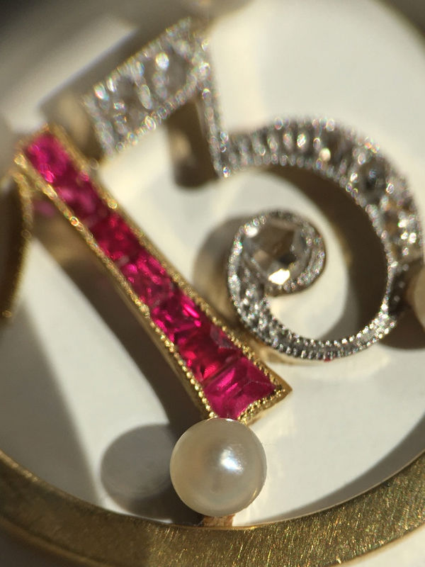 Pendant in yellow gold, paltinium, rubies, pearls and diamonds