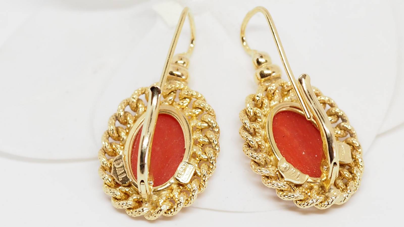 Boucles d'oreilles d'occasion en or jaune et corail