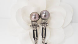 Paire de pendants d'oreilles en or blanc diamants cognacs et perles