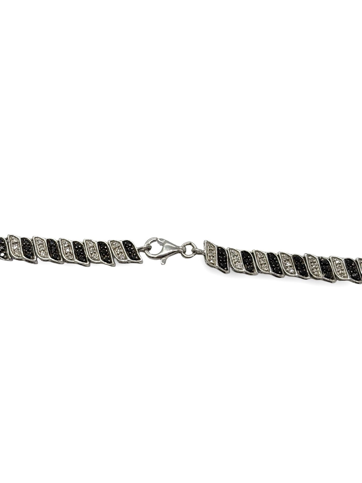 Necklace in 18K white gold and 2 ct colourless and black diamonds