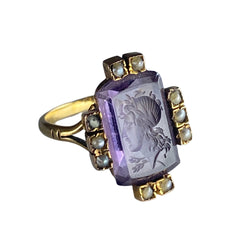 Bague intaille en or jaune, verre et perles