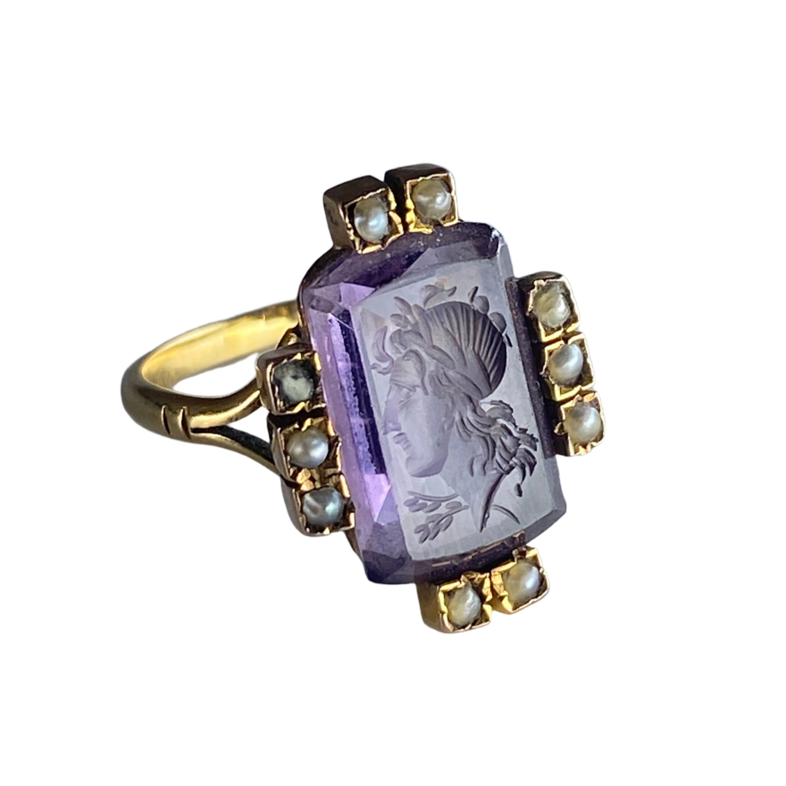 Bague intaille en or jaune, verre et perles