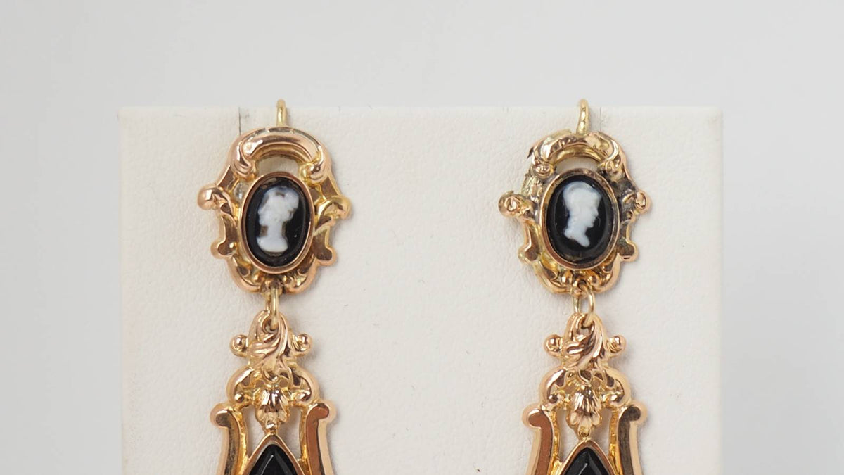 Boucles d'oreilles anciennes en or jaune et agate noire
