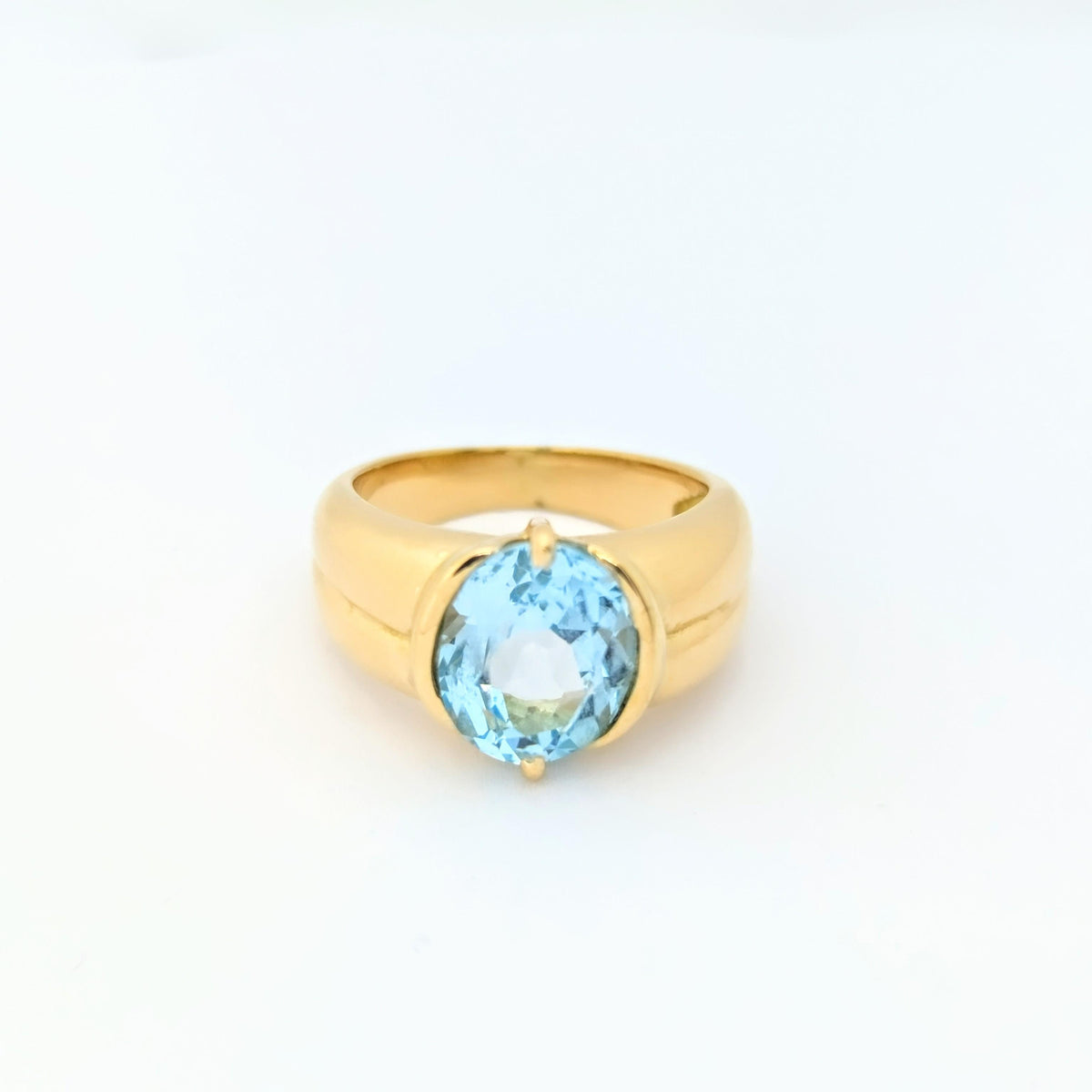 Bague en or jaune et topaze