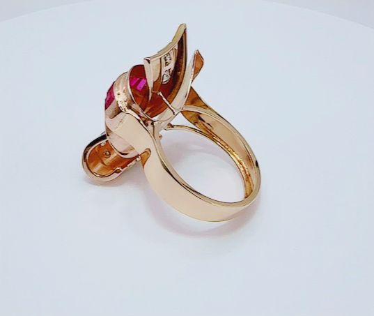 ANILLO EN ORO AMARILLO  ESTILO CHAVALLIER, CON RUBIES Y DIAMANTES