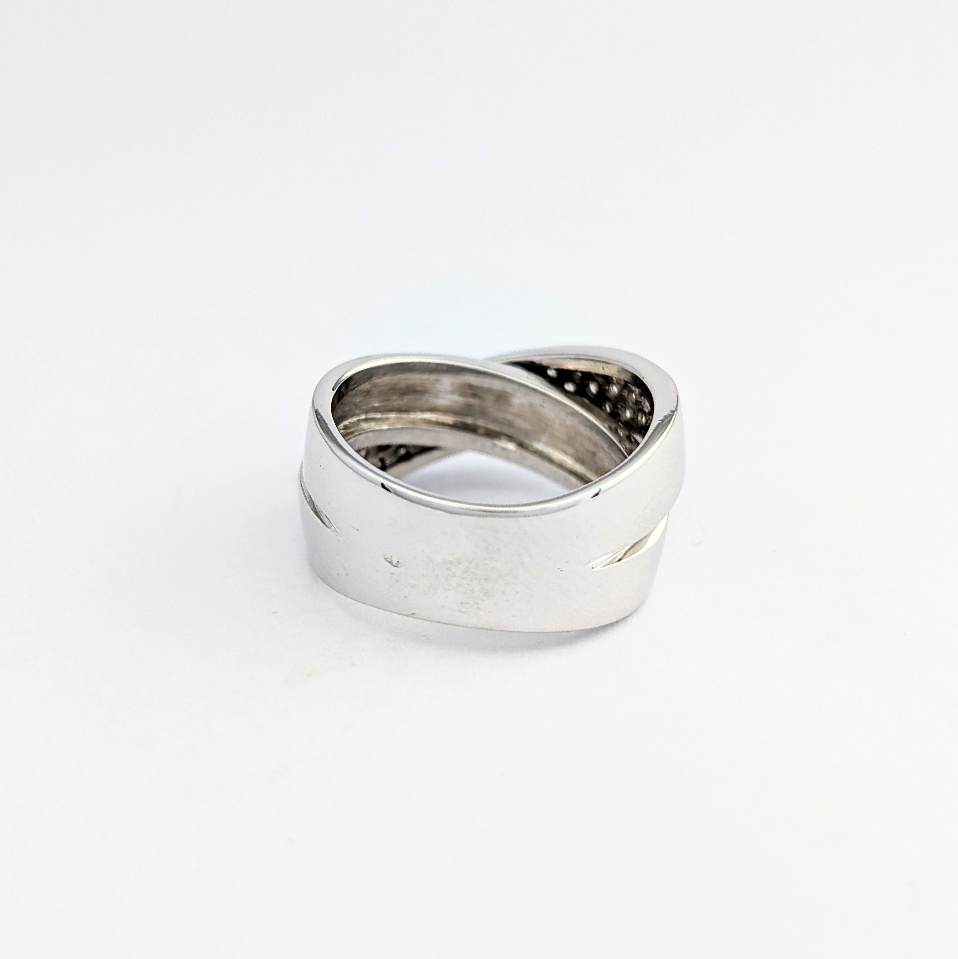 Ring in white gold and diamonds.