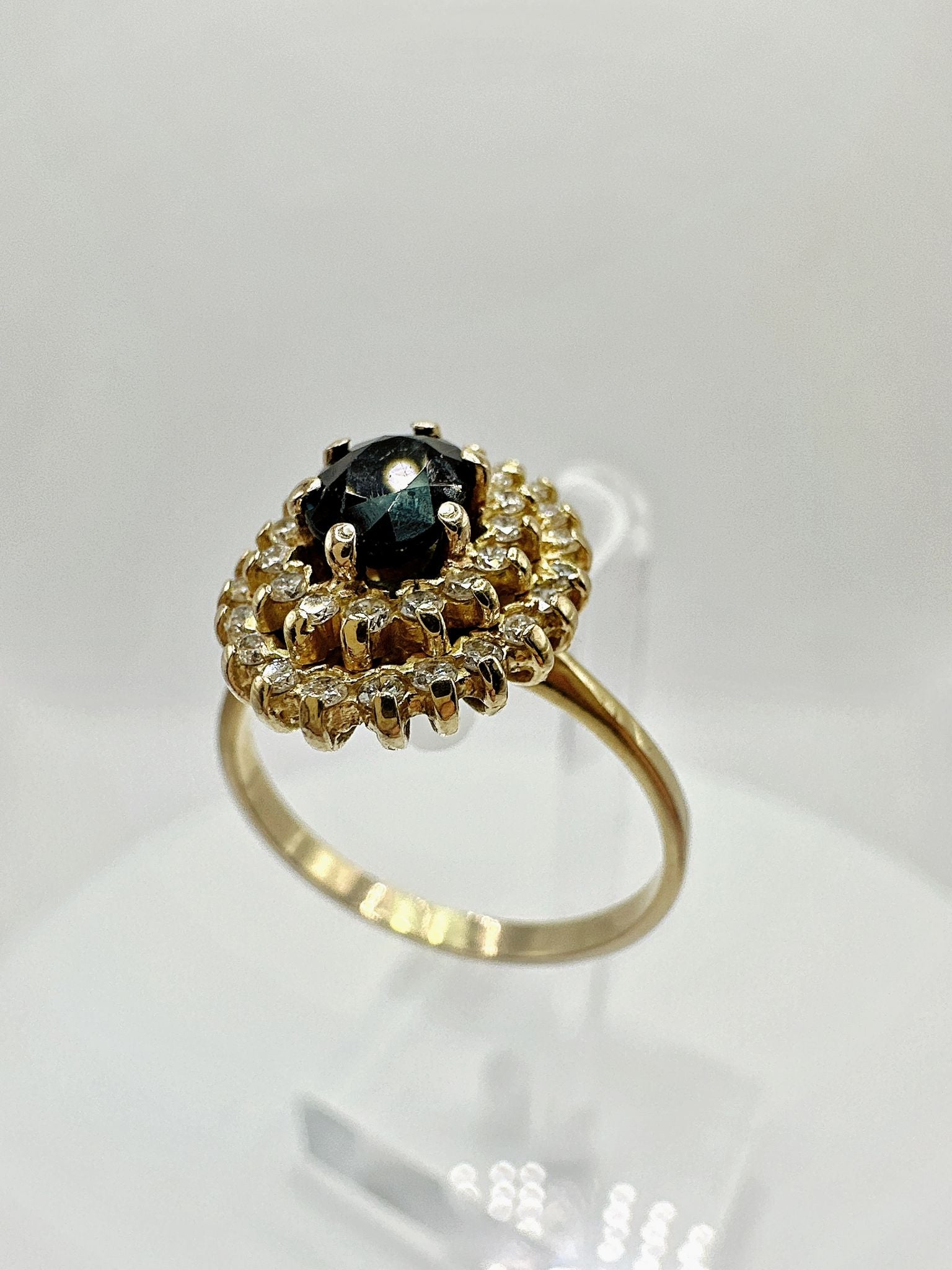 ANILLO DE ZAFIRO AZUL OSCURO WITH DIAMOND HALO IN AMARILLO GOLD 