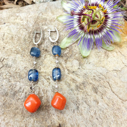PAIRE DE PENDANTS D’OREILLES TANZANITES ET CORAIL