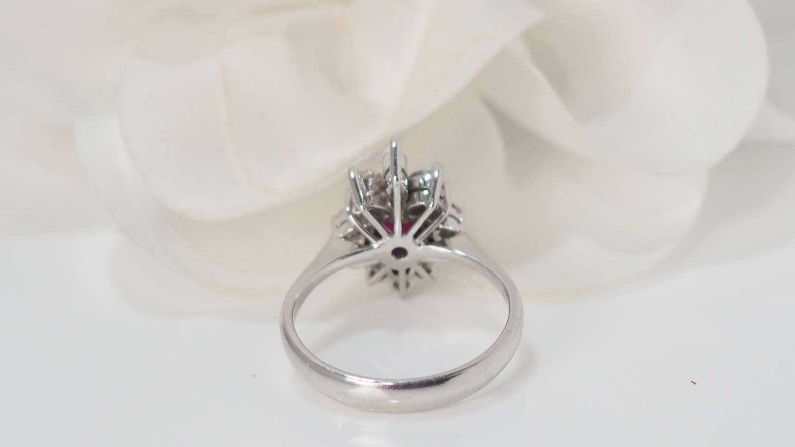 Bague entourage en or blanc, rubis et diamants