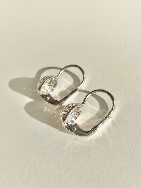 Boucles d'oreilles en or blanc 18k et diamants