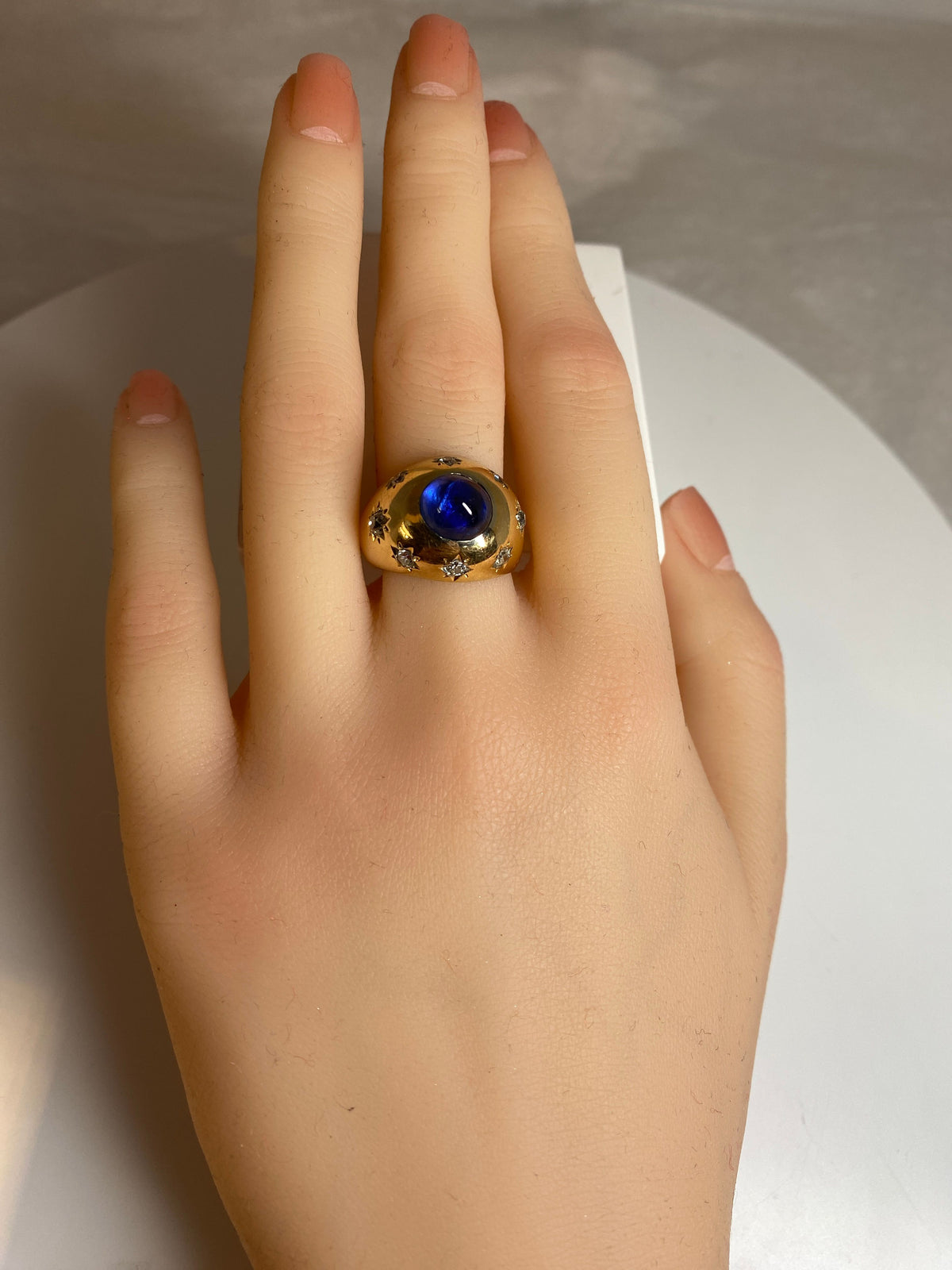 18-carat gold ring, 5.10 ct unheated Ceylon cabochon sapphire circa 1940