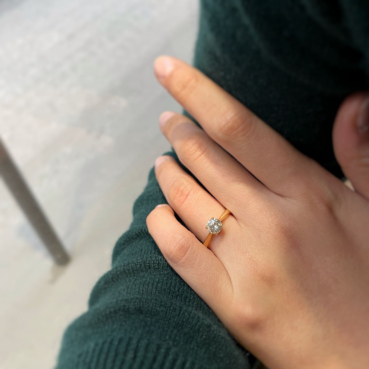 Solitaire ring in yellow gold and diamond