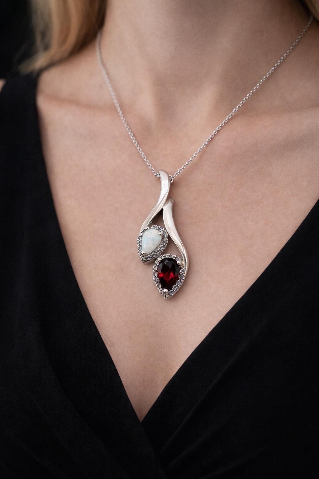 COLGANTE EN ORO BLANCO, CON OPALO GRANATE Y BLANCO