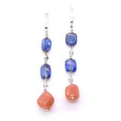 PAIRE DE PENDANTS D’OREILLES TANZANITES ET CORAIL