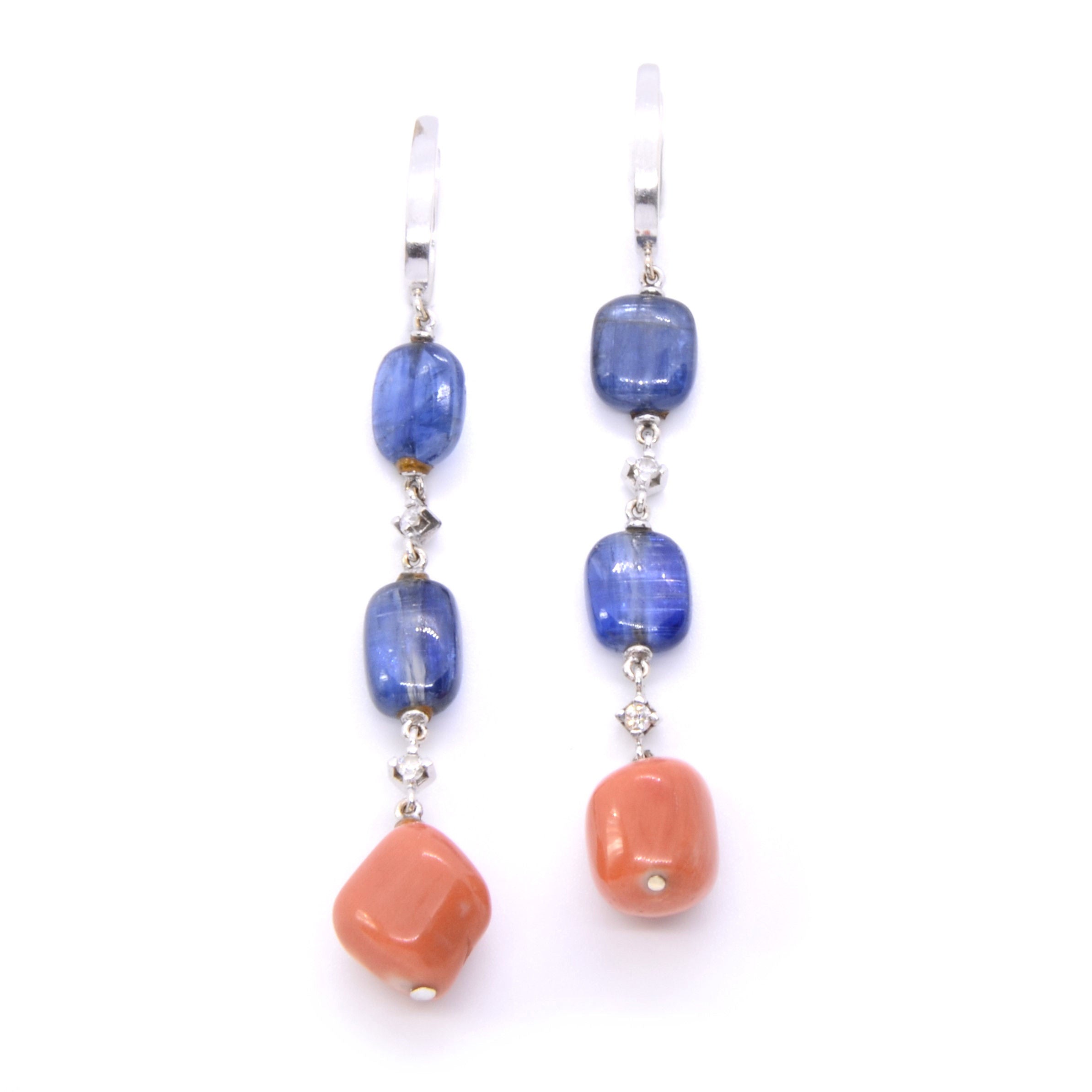 PAIRE DE PENDANTS D’OREILLES TANZANITES ET CORAIL