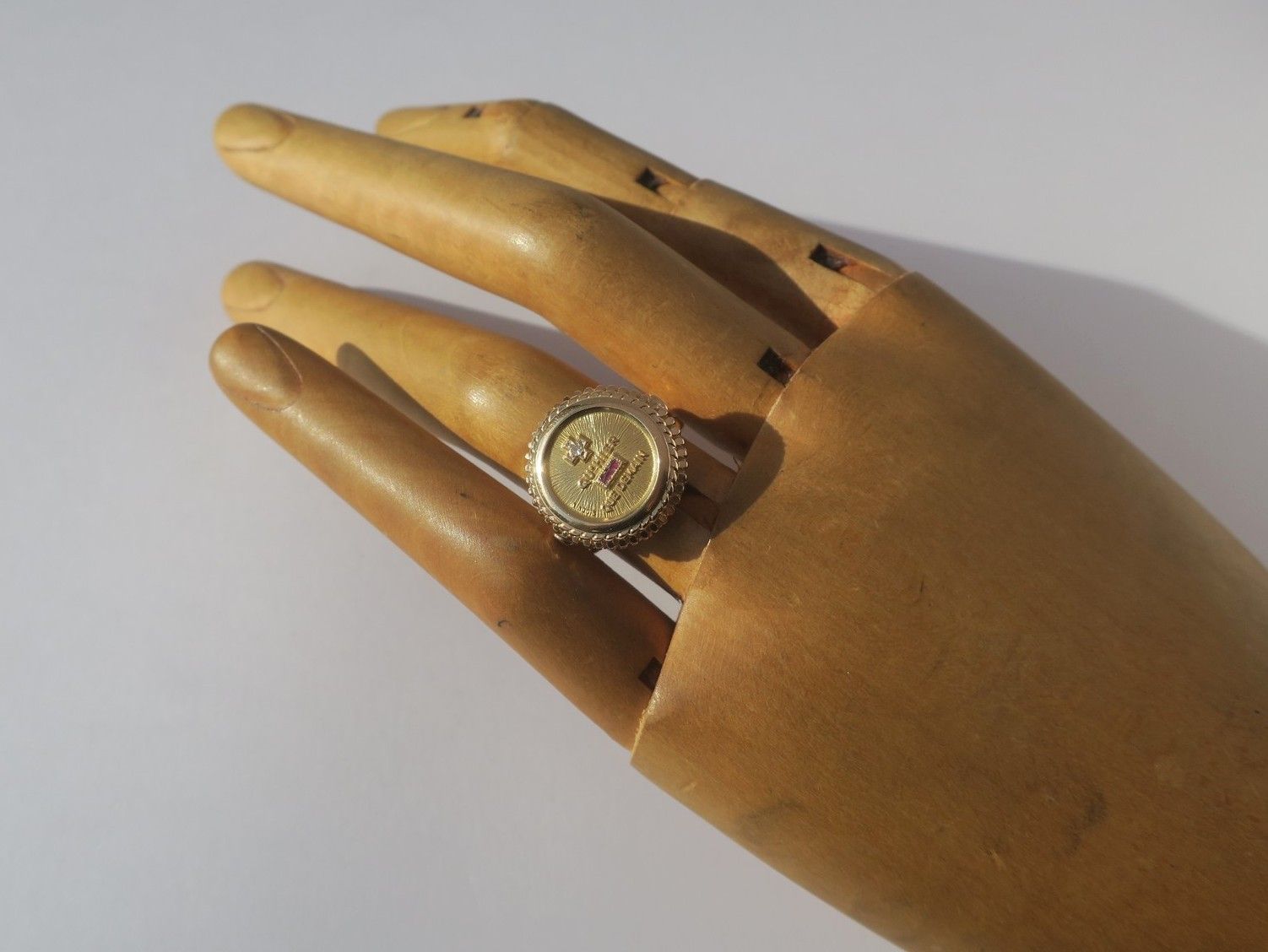 Bague A. AUGIS chevalière médaille d'amour en or jaune et diamant