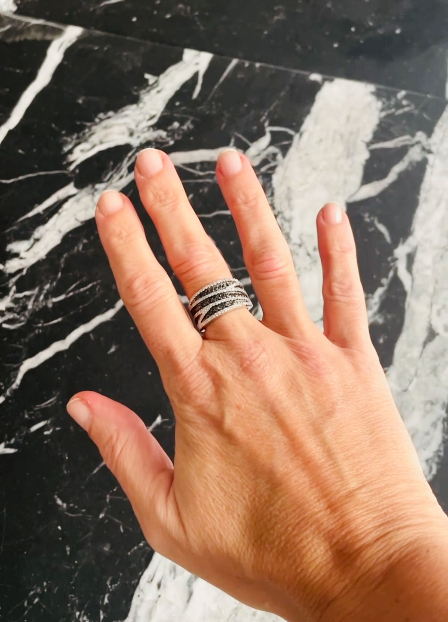 Bague bandeau diamants blancs et noirs