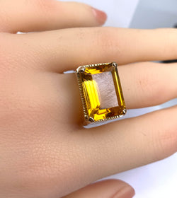 Bague en or jaune 18 carats, topaze jaune 11,26 carats