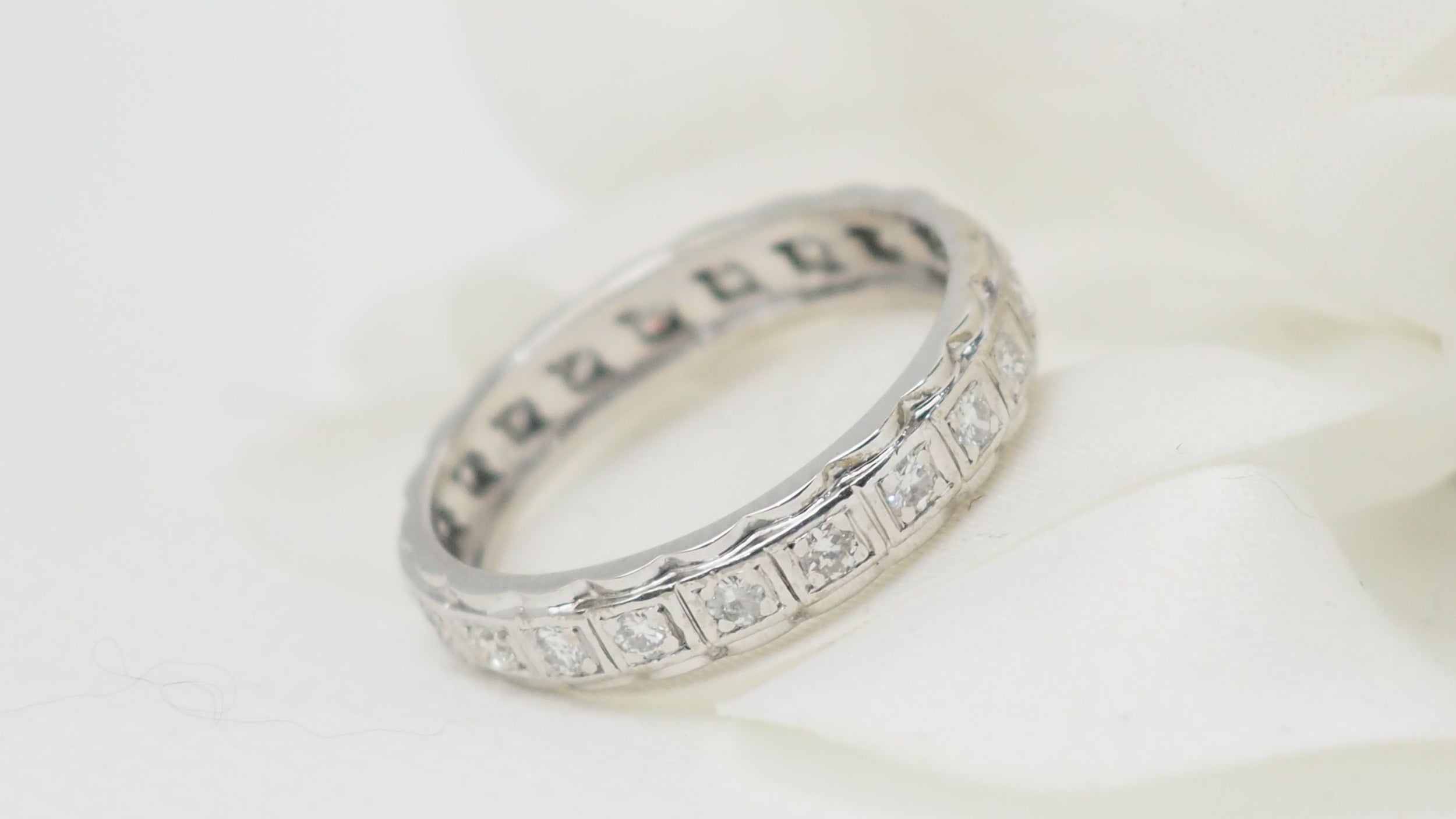 Alliance tour complet en or blanc et diamants