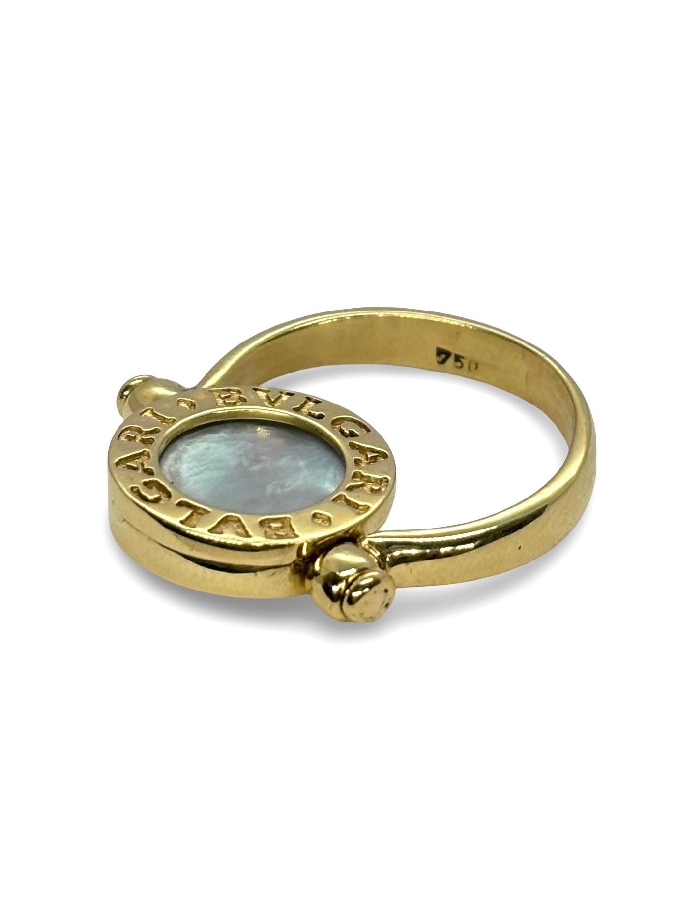 Ring BULGARI "Reversible" in yellow gold, mother-of-pearl and onyx