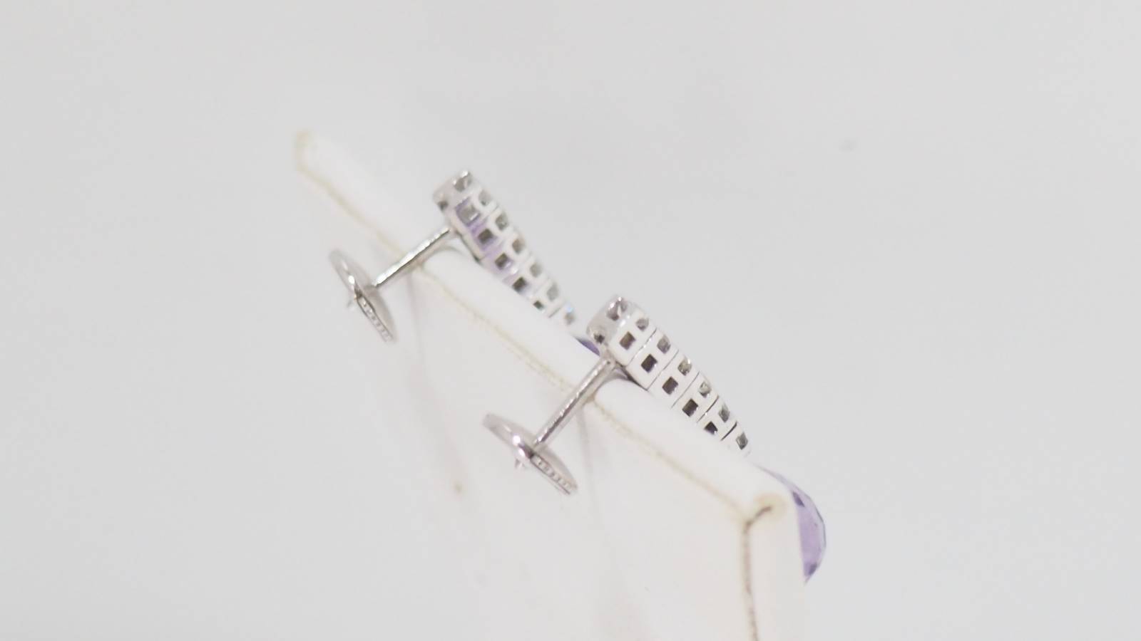 Boucles d'oreilles en or blanc, améthystes et diamants