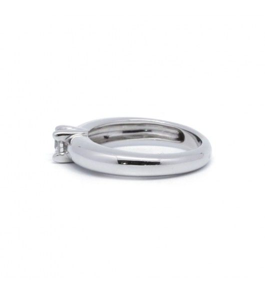 Solitaire ring in white gold and diamond