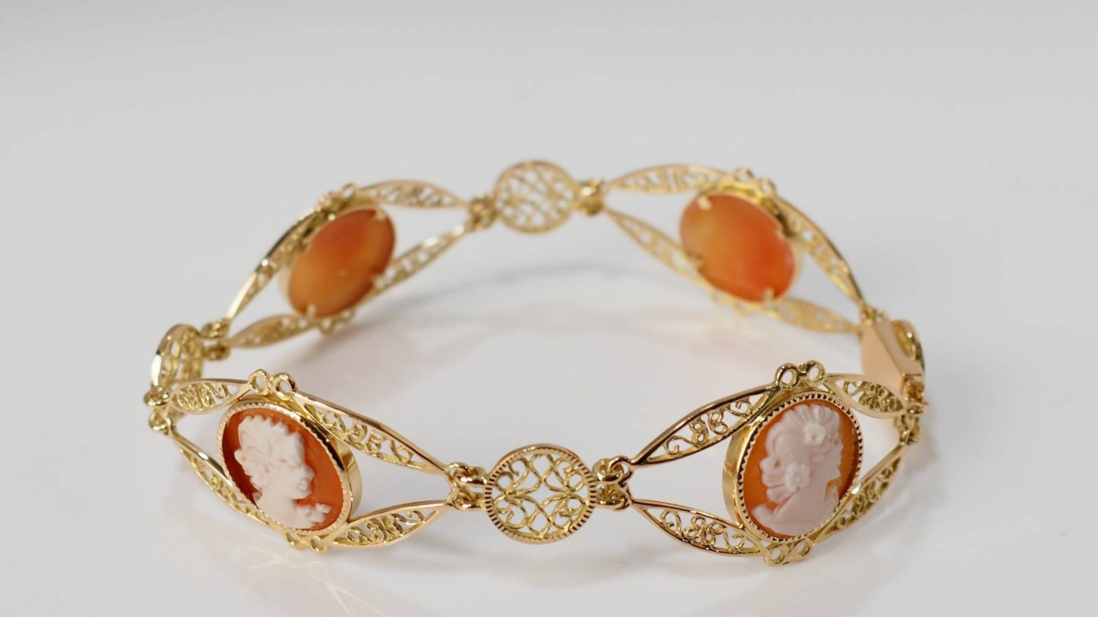 Bracelet filigrané en or jaune et camées