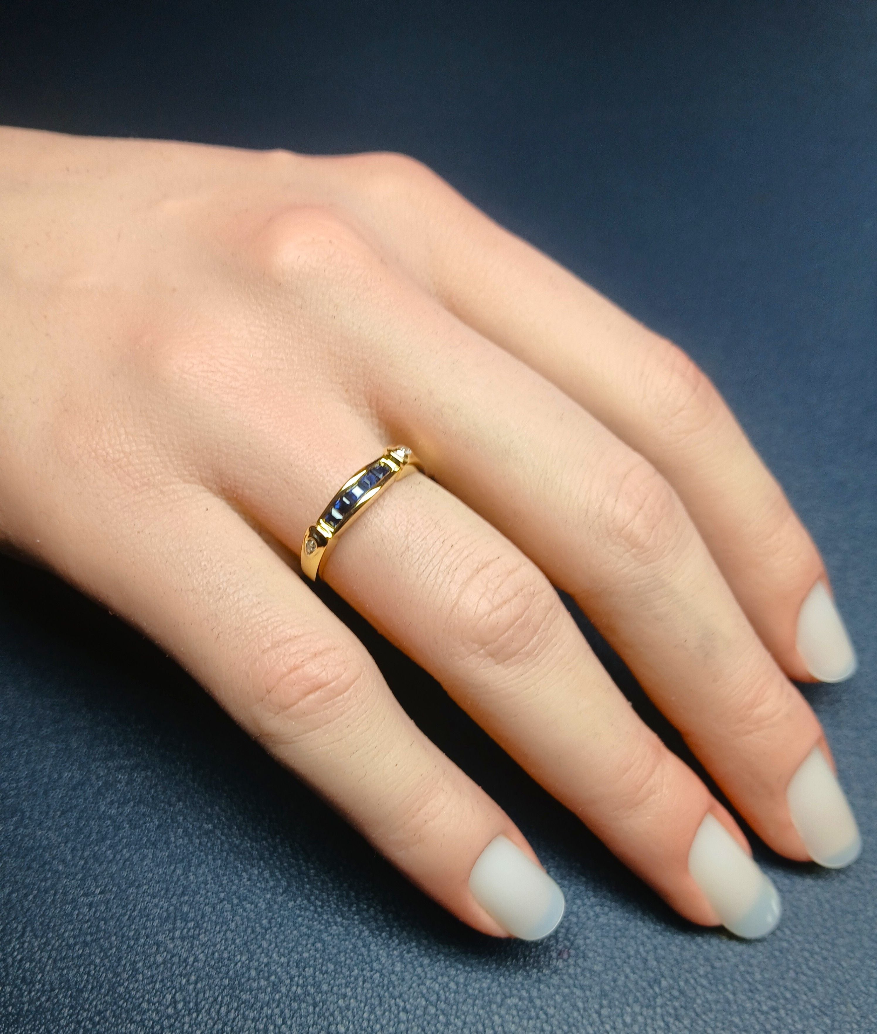 Bague en or jaune, saphirs et diamants